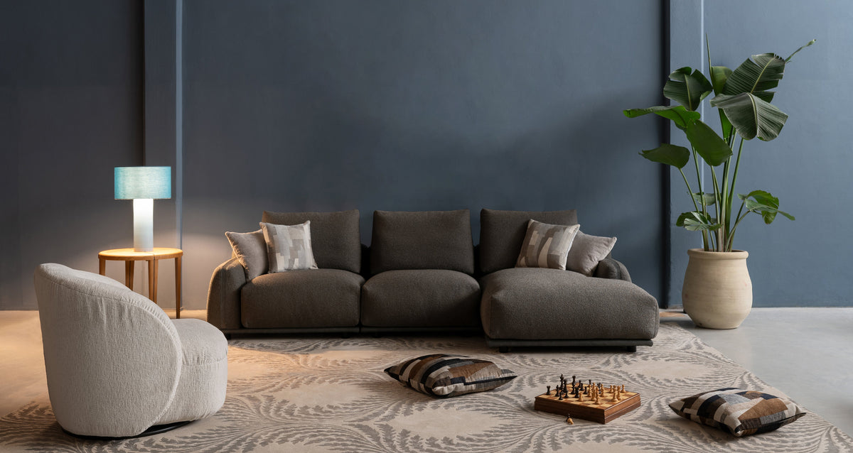 Divano modulare Paloma di Sofable con chaise longue in bouclé Orbita grigio scuro e fascia in pelle, in un soggiorno con parete blu