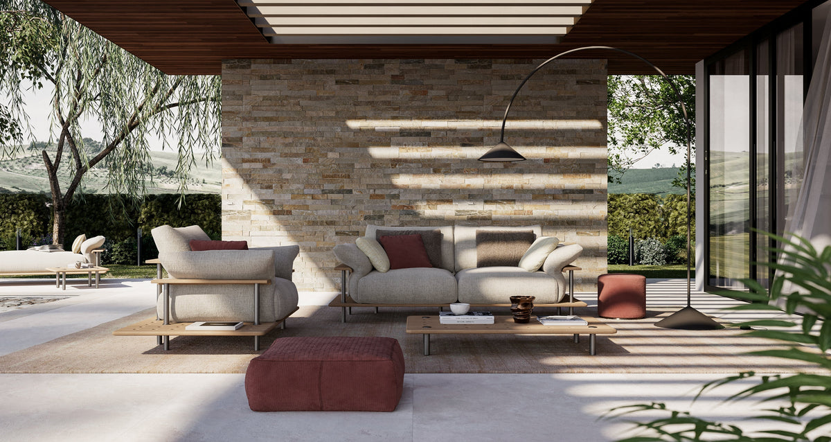 Divano, poltrona e tavolino da esterno Stand Out in una terrazza coperta con vista sulle colline