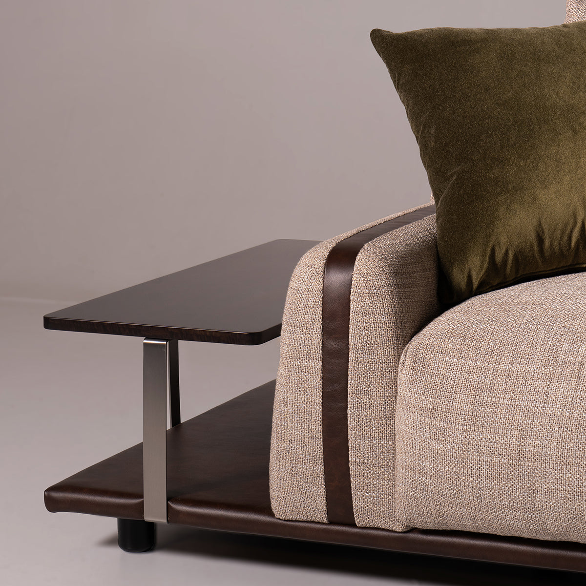 Paloma con chaise longue e tavolino