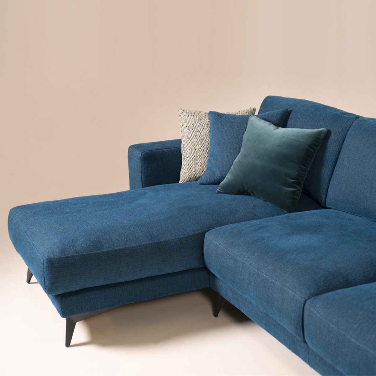 Tesla with chaise longue